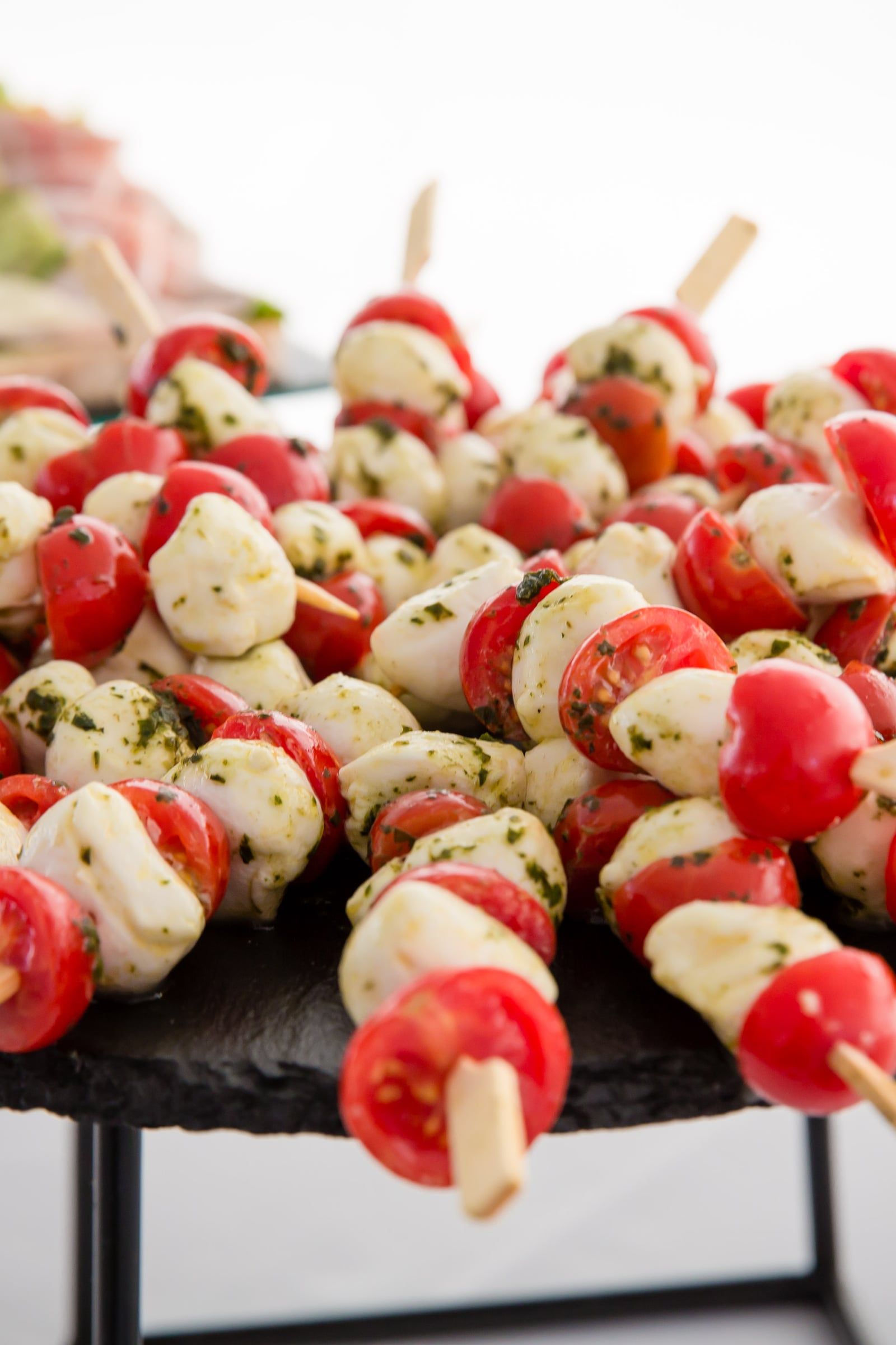 Jednohubky caprese s cherry paradajkami a mozzarellou na cateringu